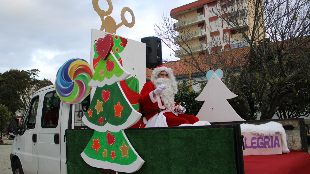 Desfile de Pais Natal enche ruas da freguesia