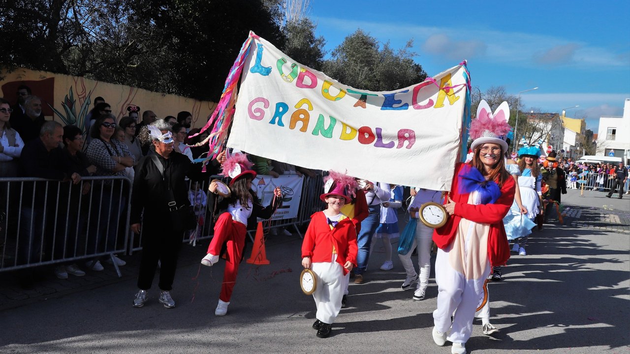 Decorreu o desfile de Carnaval "Com o Carnaval na Cabeça"