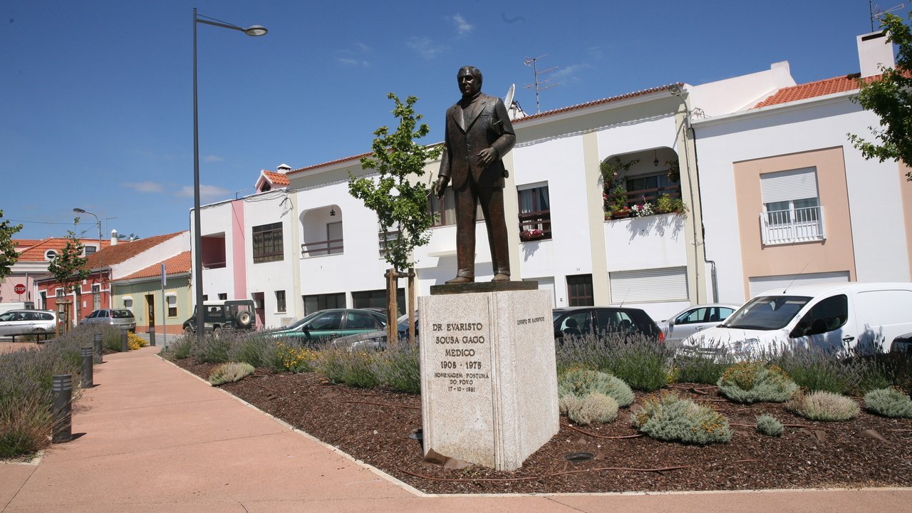 Estátua ao Dr. Evaristo de Sousa Gago